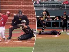 Árbitro de beisebol universitário é eliminado do jogo por uma bola suja em cena aterrorizante Um árbitro de beisebol está deitado de bruços no chão, atrás do home plate, com um receptor próximo e outros jogadores no banco de reservas.