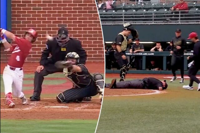 Um árbitro de beisebol está deitado de bruços no chão, atrás do home plate, com um receptor próximo e outros jogadores no banco de reservas.
