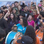 Argentinos protestam contra o financiamento de universidades públicas por Milei