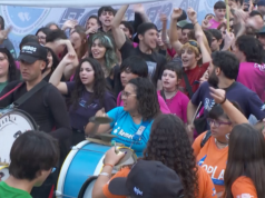 Argentinos protestam contra o financiamento de universidades públicas por Milei Argentinos protestam contra o financiamento de universidades públicas por Milei