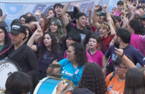 Argentinos protestam contra o financiamento de universidades públicas por Milei Argentinos protestam contra o financiamento de universidades públicas por Milei
