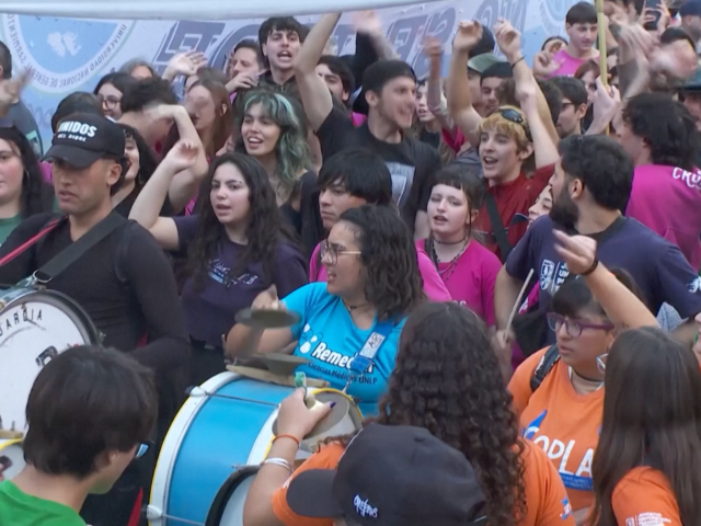 Argentinos protestam contra o financiamento de universidades públicas por Milei
