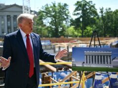 Arquivo do DOJ revela novos detalhes sobre a segurança do salão de baile de Trump A shattered window of The People's House: A White House Experience, after the weekend shooting near the White House in Washington, D.C.