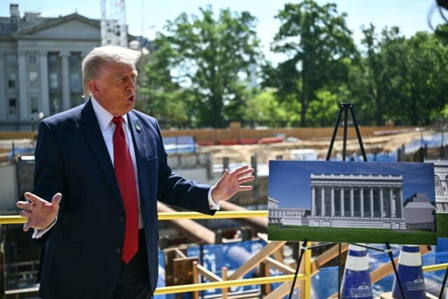 Arquivo do DOJ revela novos detalhes sobre a segurança do A shattered window of The People's House: A White House Experience, after the weekend shooting near the White House in Washington, D.C.
