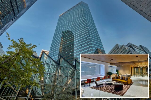 Arranha-céu de Nova York próximo à Trump Tower atinge ponto O arranha-céu 590 da Madison Avenue com um átrio de vidro em zigue-zague na base, cercado por outros edifícios de escritórios e árvores.