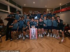 Arsenal conquista o título da Premier League! Os homens de Mikel Arteta encerram uma espera de 22 anos após o Man City DRAW no penúltimo jogo de Pep Guardiola – enquanto os recém-coroados campeões comemoram em seu campo de treinamento O Arsenal encerrou uma seca de 22 anos de títulos da Premier League depois que o Man City ficou aquém