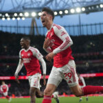 A espera de décadas do Arsenal acabou. A equipe de Mikel Arteta sagrou-se campeã da Premier League pela primeira vez desde 2004 na terça-feira, depois que o Manchester City empatou em 1 a 1 com o Bournemouth.