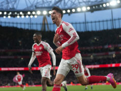 Arsenal conquista seu primeiro título da Premier League em 22 anos A espera de décadas do Arsenal acabou. A equipe de Mikel Arteta sagrou-se campeã da Premier League pela primeira vez desde 2004 na terça-feira, depois que o Manchester City empatou em 1 a 1 com o Bournemouth.