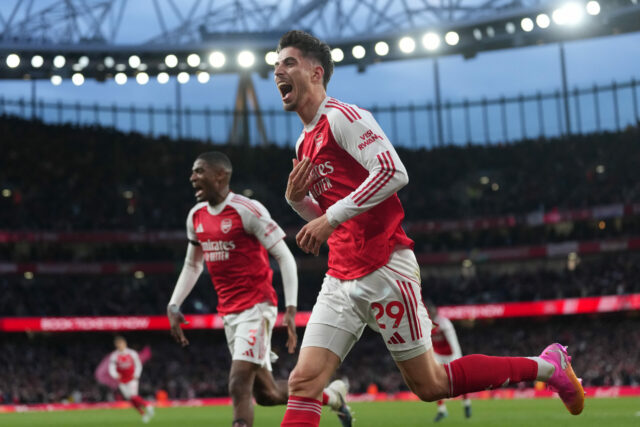 Arsenal conquista seu primeiro título da Premier League em 22 A espera de décadas do Arsenal acabou. A equipe de Mikel Arteta sagrou-se campeã da Premier League pela primeira vez desde 2004 na terça-feira, depois que o Manchester City empatou em 1 a 1 com o Bournemouth.