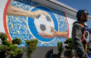 Artistas e comunidade se unem para dar as boas-vindas à Copa do Mundo em Inglewood com murais e muito mais Artistas e comunidade se unem para dar as boas-vindas à Copa do Mundo em Inglewood com murais e muito mais