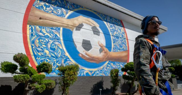Artistas e comunidade se unem para dar as boas-vindas à Copa do Mundo em Inglewood com murais e muito mais

