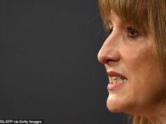 As alegações da chanceler Rachel Reeves de ‘lucrar’ com bombas de gasolina em meio à guerra do Irã foram reprimidas pelo órgão de fiscalização da concorrência, gerando novas acusações de que ela é a ‘verdadeira aproveitadora’, já que seus lucros inesperados do IVA atingem £ 350 milhões graças à disparada dos preços A Chanceler enfrentou hoje novas acusações de que ela era a 'verdadeira aproveitadora' depois que os lucros inesperados do IVA que arrecadou por causa dos preços mais altos nas bombas nos últimos dois meses subiram para quase £ 350 milhões