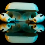 Câmeras inteligentes AirPods podem ser um recurso matador – se funcionarem | Dois compartilham AirPods Pro em uma superfície reflexiva