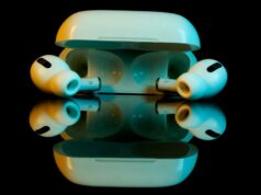 As câmeras Smart AirPods podem ser um recurso matador – se funcionarem Câmeras inteligentes AirPods podem ser um recurso matador – se funcionarem | Dois compartilham AirPods Pro em uma superfície reflexiva