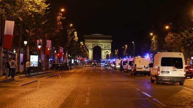 As celebrações da vitória do PSG tornam-se violentas: torcedores em Paris entram em confronto com a polícia, quase 130 prisões são feitas
