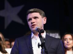As chances de James Talarico contra Cornyn x Paxton e a semana anterior ao segundo turno James Talarico speaks at a primary election watch party on March 3 in Austin, Texas.