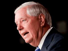 As chances de Lindsey Graham vencer a corrida para o Senado na Carolina do Sul: nova pesquisa Lindsey Graham speaks during a press conference at the U.S. Capitol on April 27, 2026, in Washington, DC.