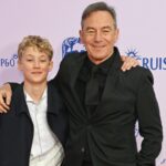 As estrelas de 'Harry Potter' trazem a magia para o BAFTA TV Awards como Lucius Malfoy da versão cinematográfica, Jason Isaacs, posa com Draco da TV, Lox Pratt