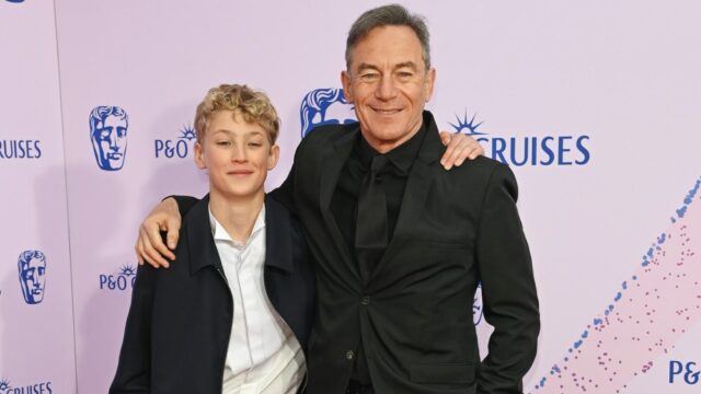As estrelas de 'Harry Potter' trazem a magia para o BAFTA TV Awards como Lucius Malfoy da versão cinematográfica, Jason Isaacs, posa com Draco da TV, Lox Pratt
