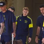 Gabriel (à esquerda) olhou para o chão ao sair do hotel do time após a derrota na Liga dos Campeões