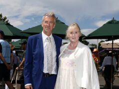 As estrelas estão cansadas de Celebrity-on-Thames? Sarah Lancashire coloca à venda uma casa de £ 3 milhões em Richmond – após o influxo de rostos famosos, incluindo Tom Holland e Zendaya, se mudarem para lá A estrela do Black Doves, Sarah Lancashire, e seu marido Peter Salmon, retratados em Wimbledon no ano passado, moram em Richmond há duas décadas, mas agora estão se mudando