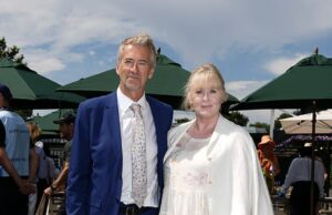 As estrelas estão cansadas de Celebrity-on-Thames? Sarah Lancashire coloca à venda uma casa de £ 3 milhões em Richmond – após o influxo de rostos famosos, incluindo Tom Holland e Zendaya, se mudarem para lá A estrela do Black Doves, Sarah Lancashire, e seu marido Peter Salmon, retratados em Wimbledon no ano passado, moram em Richmond há duas décadas, mas agora estão se mudando