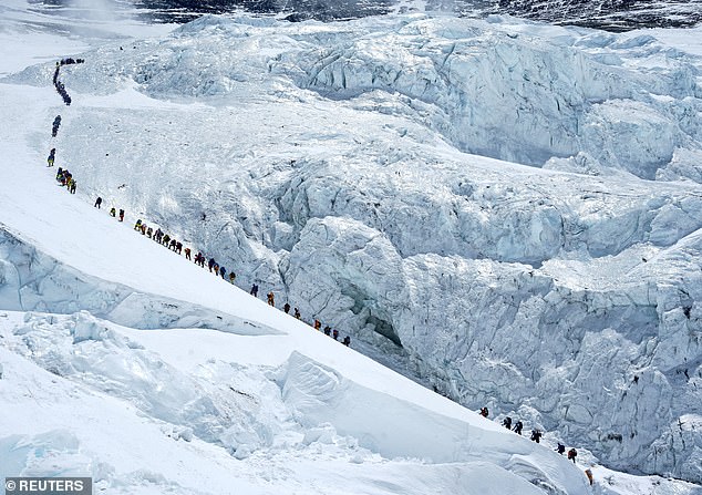 As filas para escalar o Everest se estendem até onde Alpinistas caminham em uma longa fila enquanto se dirigem ao cume do Monte Everest, no distrito de Solukhumbu, também conhecido como região do Everest, Nepal, 18 de maio de 2026