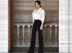 As leggings favoritas de Victoria Beckham, de US $ 65, são chocantemente lisonjeiras BERLIM, ALEMANHA - 22 DE ABRIL: Sophia Geiss vista usando brincos de prata, top curto cinza claro, calças largas cinza claro combinando, jaqueta bomber preta grande, bolsa de couro preta, fones de ouvido brancos e plataforma de fuga Crocs flip em acidez, em 22 de abril de 2024 em Berlim, Alemanha. (Foto de Jeremy Moeller/Getty Images)