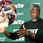 O técnico dos Jets, Aaron Glenn, falando à mídia.