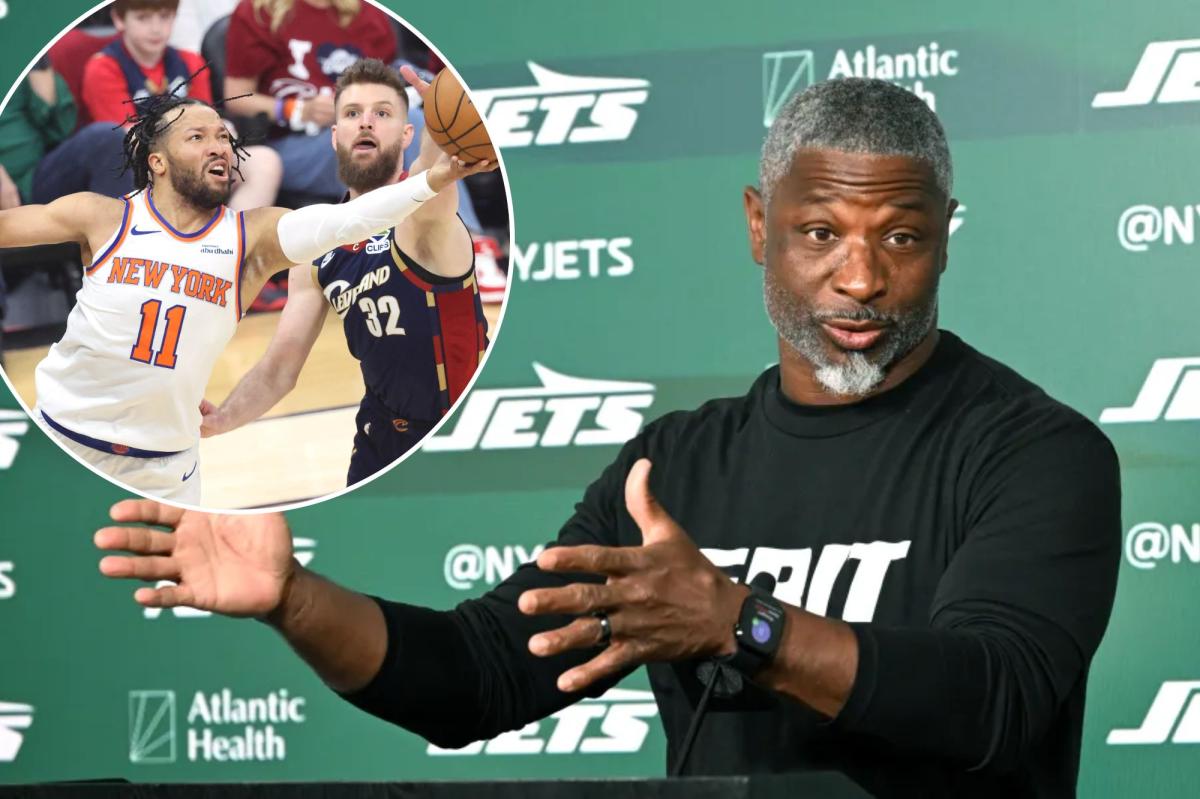 O técnico dos Jets, Aaron Glenn, falando à mídia.