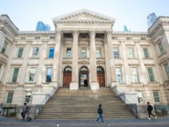 As suspensões escolares em Nova York diminuíram, mas as agressões aumentaram à medida que a cidade abraça as práticas disciplinares Tribunal de Tweed em Nova York com pessoas andando do lado de fora.