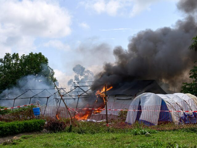As tensões do Ébola aumentam com o incêndio de centro As tensões do Ébola aumentam com o incêndio de centro de tratamento em Ituri, na RD Congo