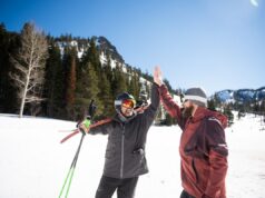 As terras de férias do Vale do Silício precisam de um novo fornecedor de energia no momento em que a IA está elevando os preços Two friends high-fiving while skiing.