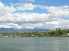 As tribos confederadas Salish e Kootenai abrem o 400 Horses Casino em Montana Uma imagem de Polson, Montana, com um lago em primeiro plano e montanhas ao fundo.