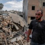 Uma fotografia tirada na região de Tire, no sul do Líbano, mostra fumaça subindo do local dos ataques aéreos israelenses que atingiram a vila de Rmadiyeh, no distrito de Tire, no sul do Líbano, em 26 de maio de 2026.