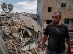 Ataque aéreo israelense mata pelo menos dois no sul do Líbano Uma fotografia tirada na região de Tire, no sul do Líbano, mostra fumaça subindo do local dos ataques aéreos israelenses que atingiram a vila de Rmadiyeh, no distrito de Tire, no sul do Líbano, em 26 de maio de 2026.