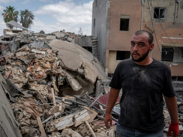 Uma fotografia tirada na região de Tire, no sul do Líbano, mostra fumaça subindo do local dos ataques aéreos israelenses que atingiram a vila de Rmadiyeh, no distrito de Tire, no sul do Líbano, em 26 de maio de 2026.