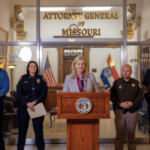 A procuradora-geral do Missouri, Catherine Hanaway, fala durante uma conferência de imprensa com autoridades estaduais e locais anunciando ataques ilegais a máquinas de jogo e acusações criminais em condados do Missouri.