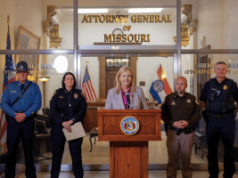 Ataques de jogos de azar no Missouri apreendem dinheiro de máquinas e geram dezenas de acusações A procuradora-geral do Missouri, Catherine Hanaway, fala durante uma conferência de imprensa com autoridades estaduais e locais anunciando ataques ilegais a máquinas de jogo e acusações criminais em condados do Missouri.