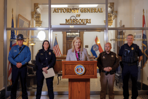 Ataques de jogos de azar no Missouri apreendem dinheiro de A procuradora-geral do Missouri, Catherine Hanaway, fala durante uma conferência de imprensa com autoridades estaduais e locais anunciando ataques ilegais a máquinas de jogo e acusações criminais em condados do Missouri.