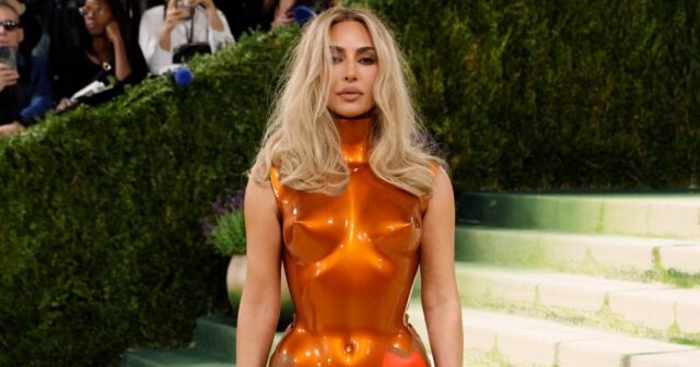 Até Kim Kardashian usa este óleo corporal de US $ 25 para estrias
