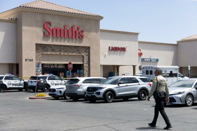 Atirador mata ex-mulher e seu novo marido em um supermercado Um casal foi morto a tiros em uma mercearia Smith's em Las Vegas.