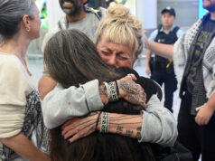 Ativistas da flotilha de Gaza retornam à Austrália, descrevendo abusos Ativistas da flotilha de Gaza retornam à Austrália, descrevendo abusos
