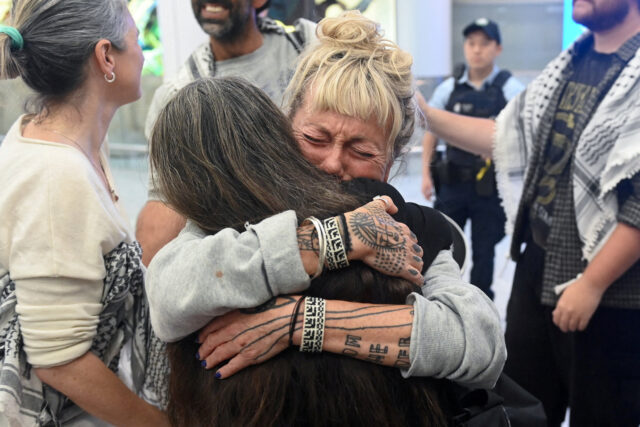 Ativistas da flotilha de Gaza retornam à Austrália, descrevendo abusos Ativistas da flotilha de Gaza retornam à Austrália, descrevendo abusos