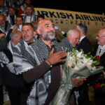 Ativistas da flotilha retornam a Istambul depois que Israel os detém no mar