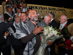 Ativistas da flotilha retornam a Istambul depois que Israel os detém no mar Ativistas da flotilha retornam a Istambul depois que Israel os detém no mar