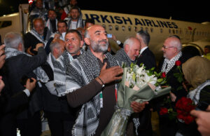Ativistas da flotilha retornam a Istambul depois que Israel os detém no mar Ativistas da flotilha retornam a Istambul depois que Israel os detém no mar