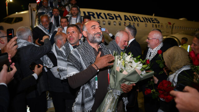 Ativistas da flotilha retornam a Istambul depois que Israel os detém no mar
