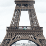 Ativistas penduram bandeira palestina na Torre Eiffel para o Dia da Nakba