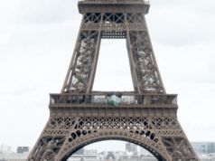 Ativistas penduram bandeira palestina na Torre Eiffel para o Dia da Nakba Ativistas penduram bandeira palestina na Torre Eiffel para o Dia da Nakba